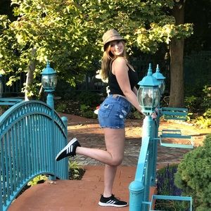 Meet your Posher, Caitlyn